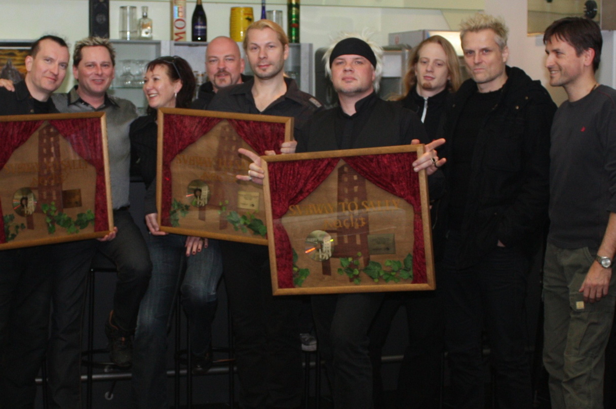 Feierten mit dem Team von Nuclear Blast: Subway To Sally