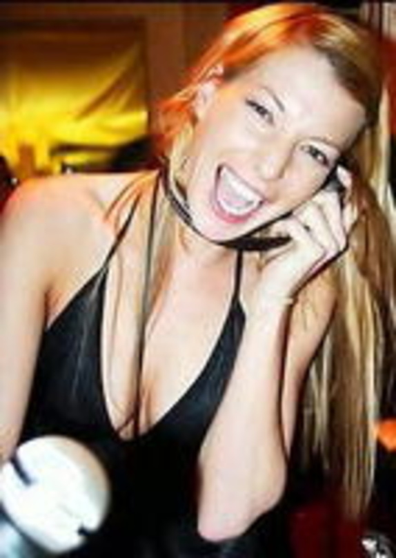 Steht für Kontor hinterm Plattenspieler: Giulia Siegel