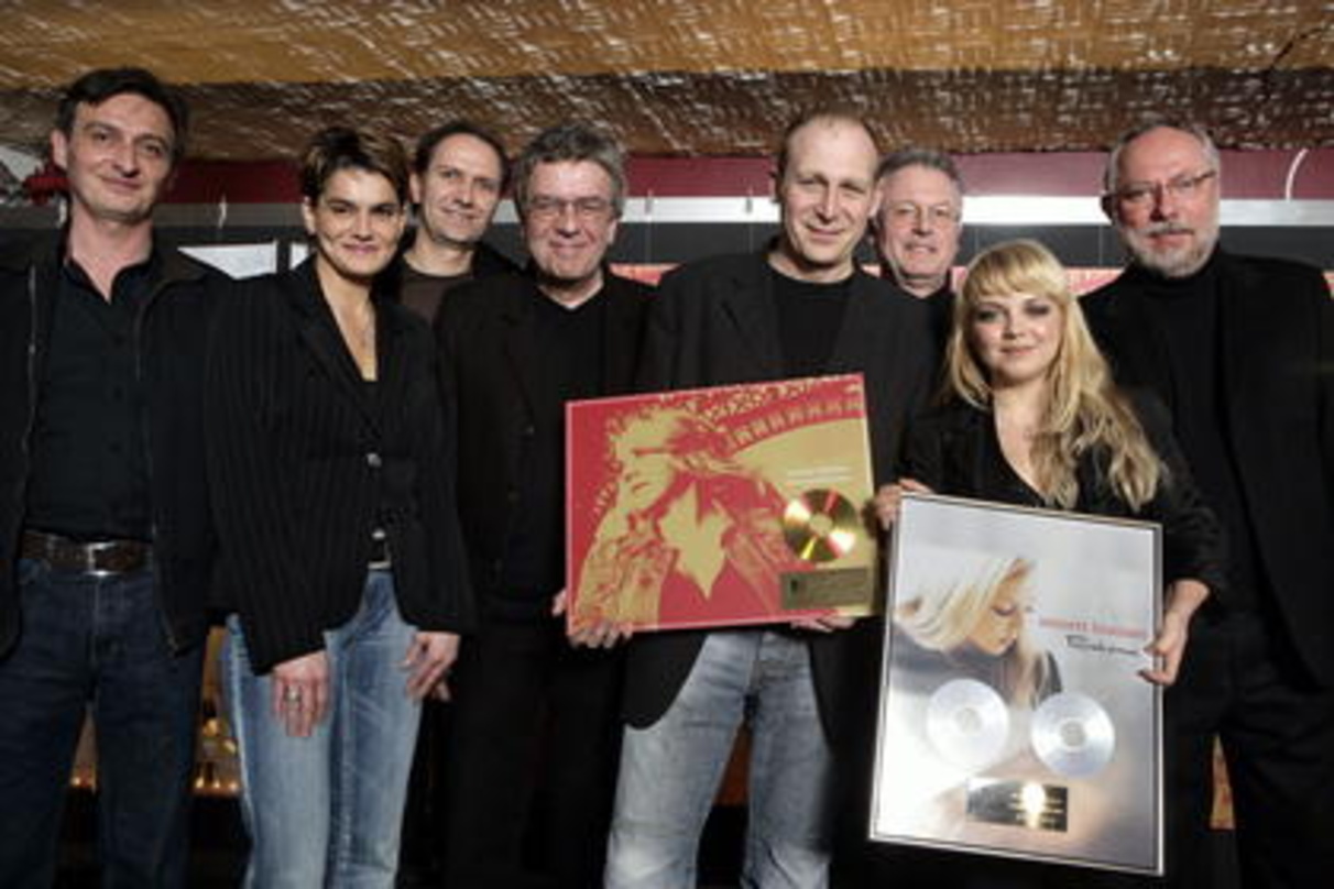 Freuten sich über Gold und Platin: Annett Louisan und das Team von 105 Music