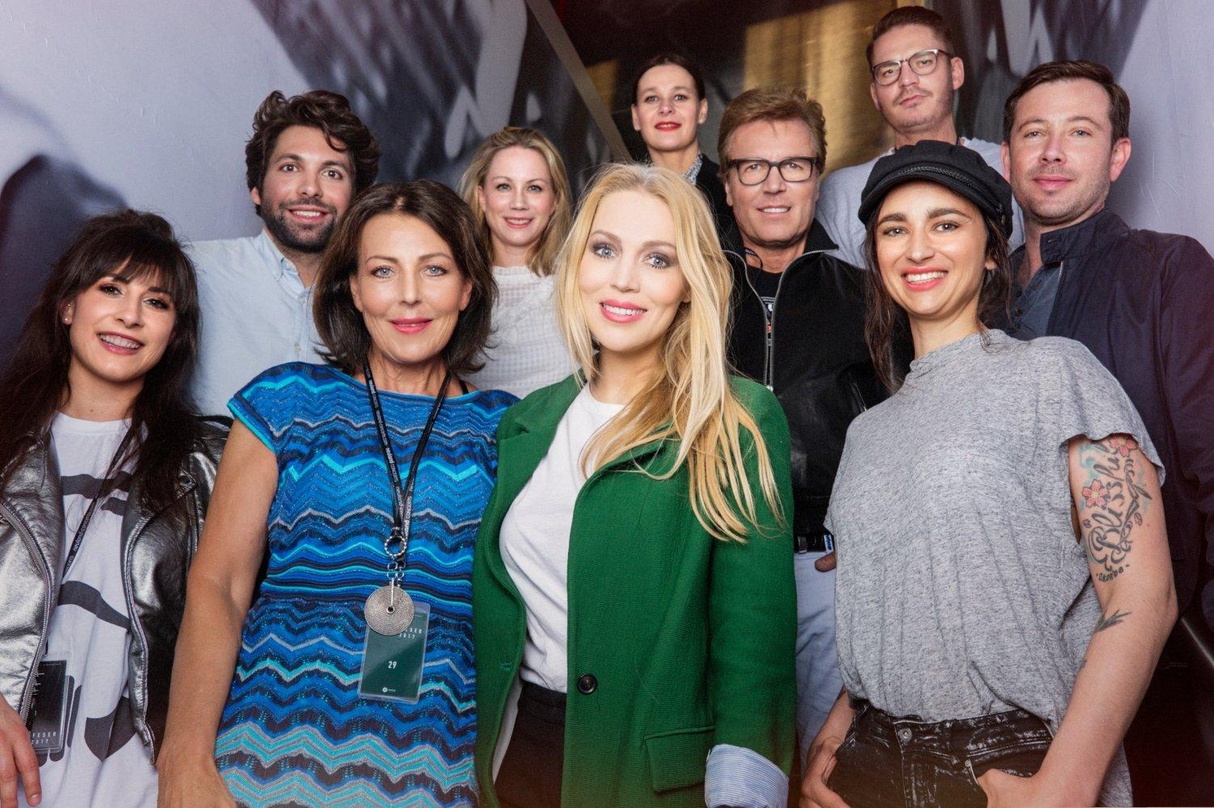 Glücklich über die Erfolge von Album und Tournee (vorn, von links): Jennifer Belger (Creative Manager DolceRita Recordings), Rita Flügge-Timm (Director DolceRita Recordings), Alexa Feser u...