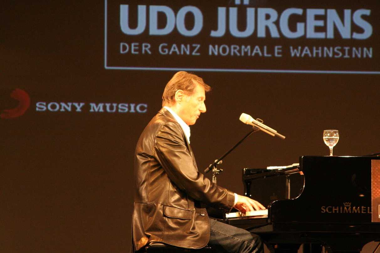 d110792d49e12078598b17752a4424d455afd95390aae64c17d45394dde8c5be So kennt man ihn seit 50 Jahren: Udo Jürgens am Klavier bei der Präsentation von "Der ganz normale Wahnsinn"