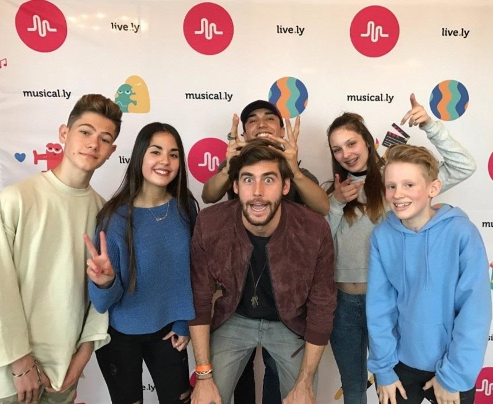 Freuten sich über ein exklusives Konzert: Die Gewinner des Musical.ly-Wettbewerbs mit Alvaro Soler