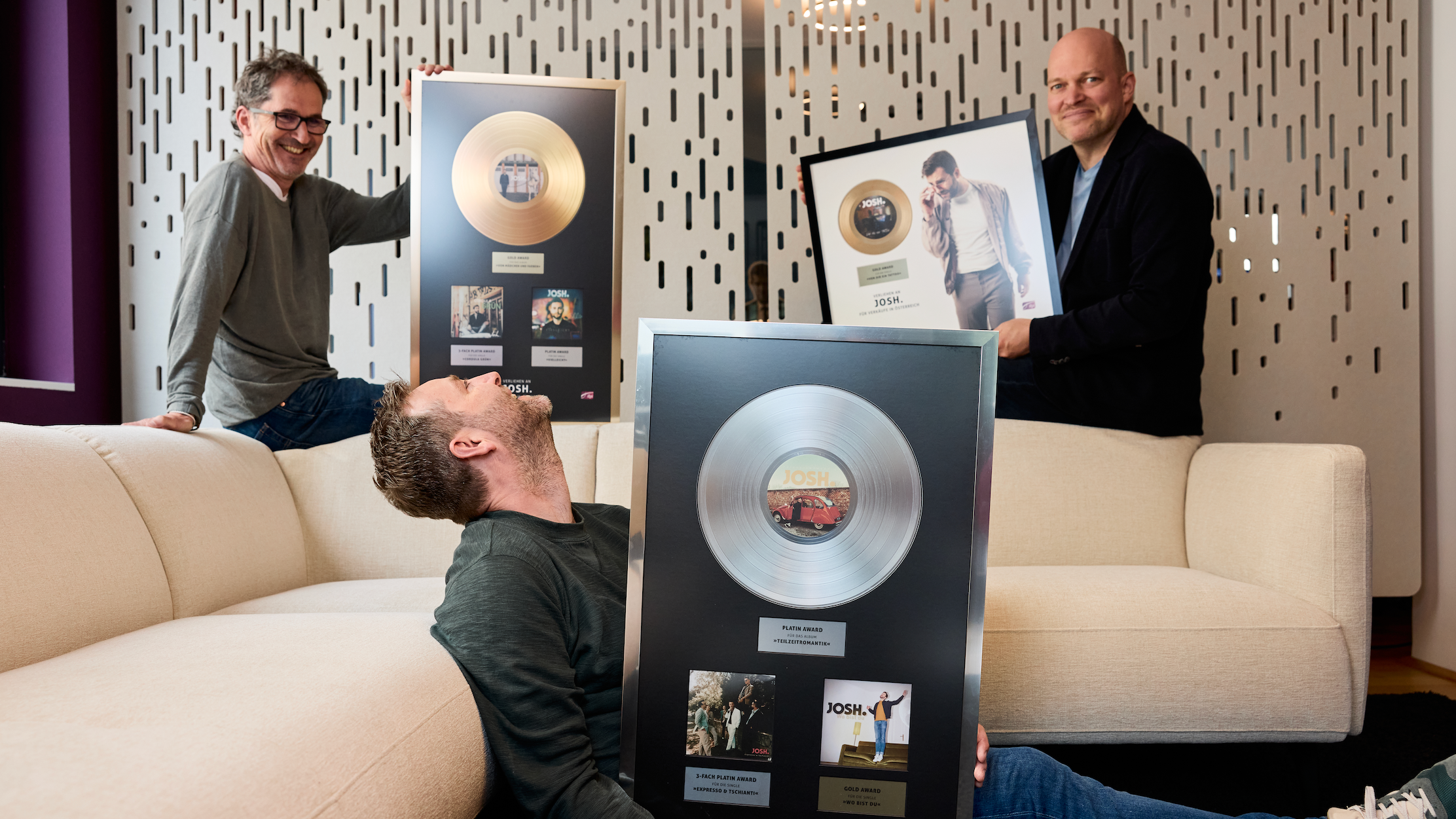 d11bf542 4f85 49a5 90a8 72aa9d84158a Entspannt (von links) Klaus Hoffmann (Management), Josh. und Franz Pleterski (General Manager Warner Music Austria).