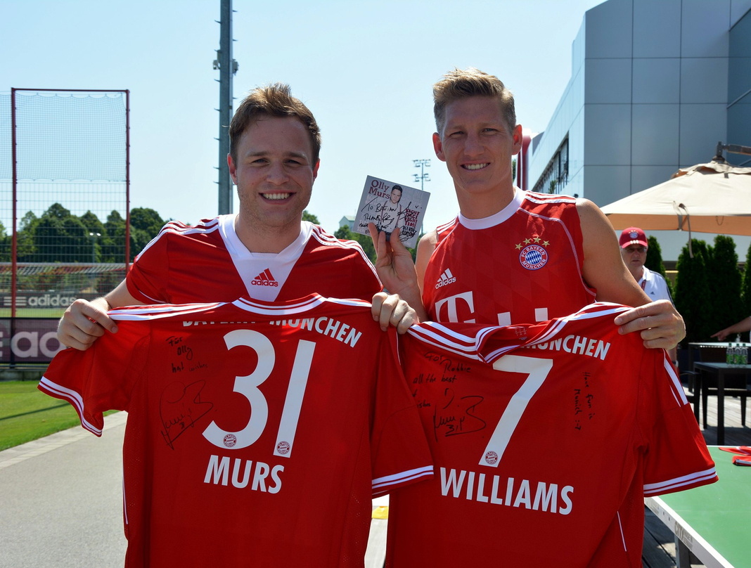 Vor seinem Auftritt als Support Act und Duettpartner von Robbie Williams im Münchner Olympiastadion besuchte Olly Murs das Trainingsgelände des FC Bayern. Er besiegte dabei Bastian Schwein...