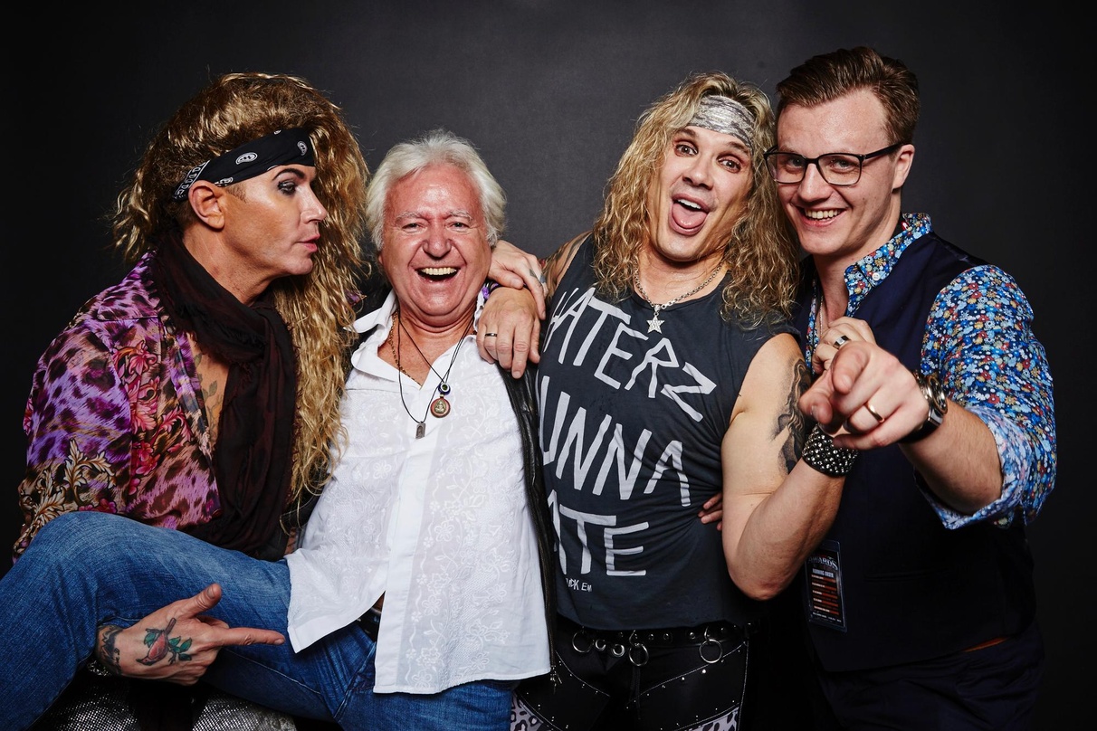 In bester Stimmung bei der Preisverleihung (von links): Lexxi Foxx (Steel Panther) Ossy Hoppe (Managing Director Wizard Promotions), Michael Starr (Steel Panther) und Oliver Hoppe (Managin...