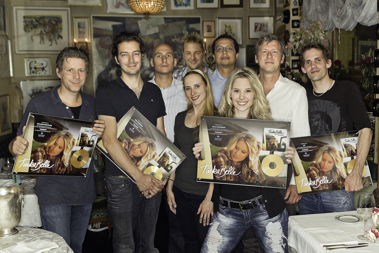 Hatten Grund zum Feiern (v.l.n.r.): Ueli "Hoffi" Hofstetter, Fred Herrmann, Lukas Wyniger, Andreas "Res" Käppeli, Irina Sterchi, Marcus van Lier, Tanja Bachmann, Ralf Brachat und Arz