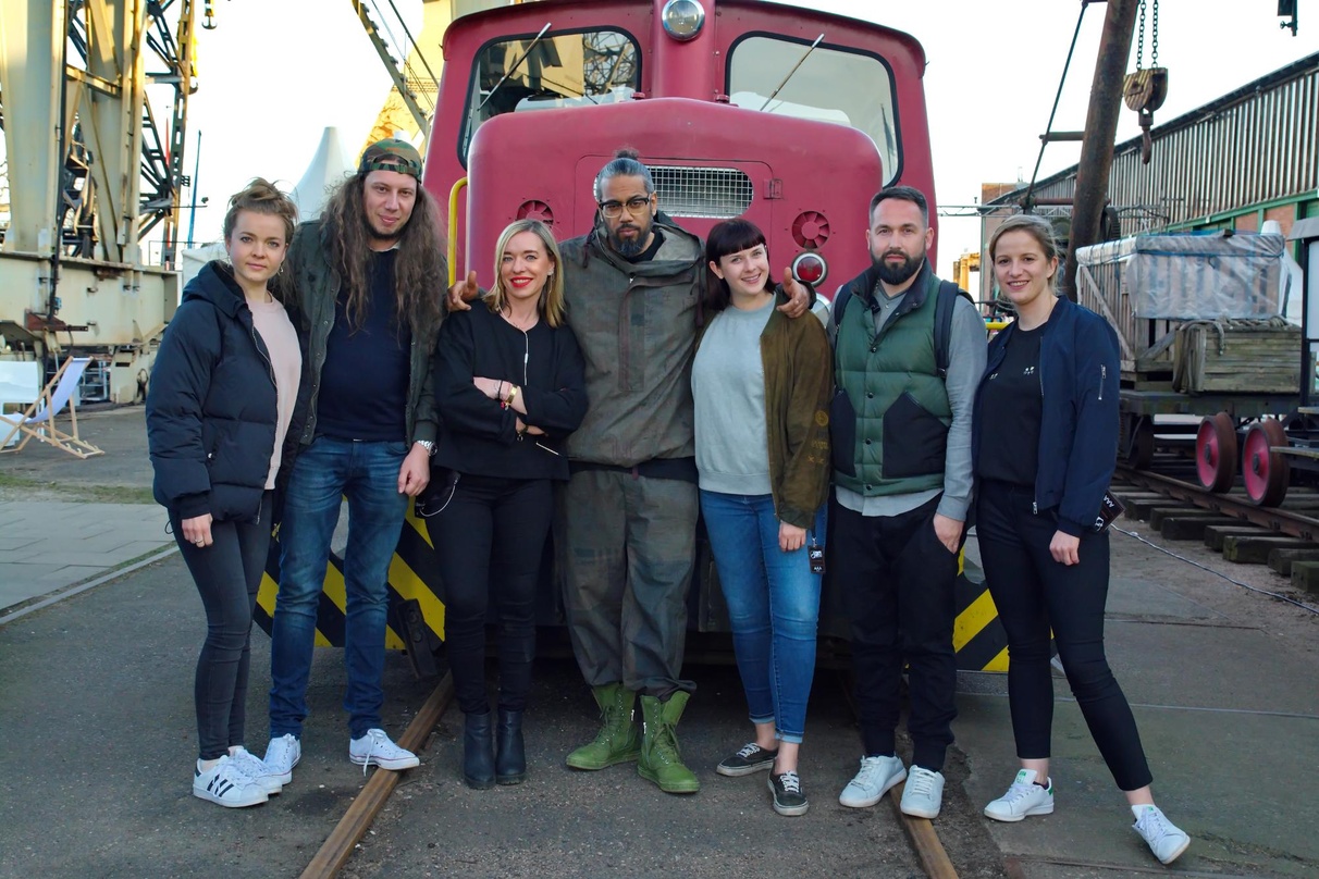 d155967931df6b8323d1ce46722c67ec089e80ac5573affa44ca9a9e70ef78b9 Gingen an Bord der MS Bleichen (von links): Randi Neumann (Project Coordination Manager Universal Music), Martin Lanzerath (Head of A&R und Marketing Universal Music), Mara Ridder-Reichert...
