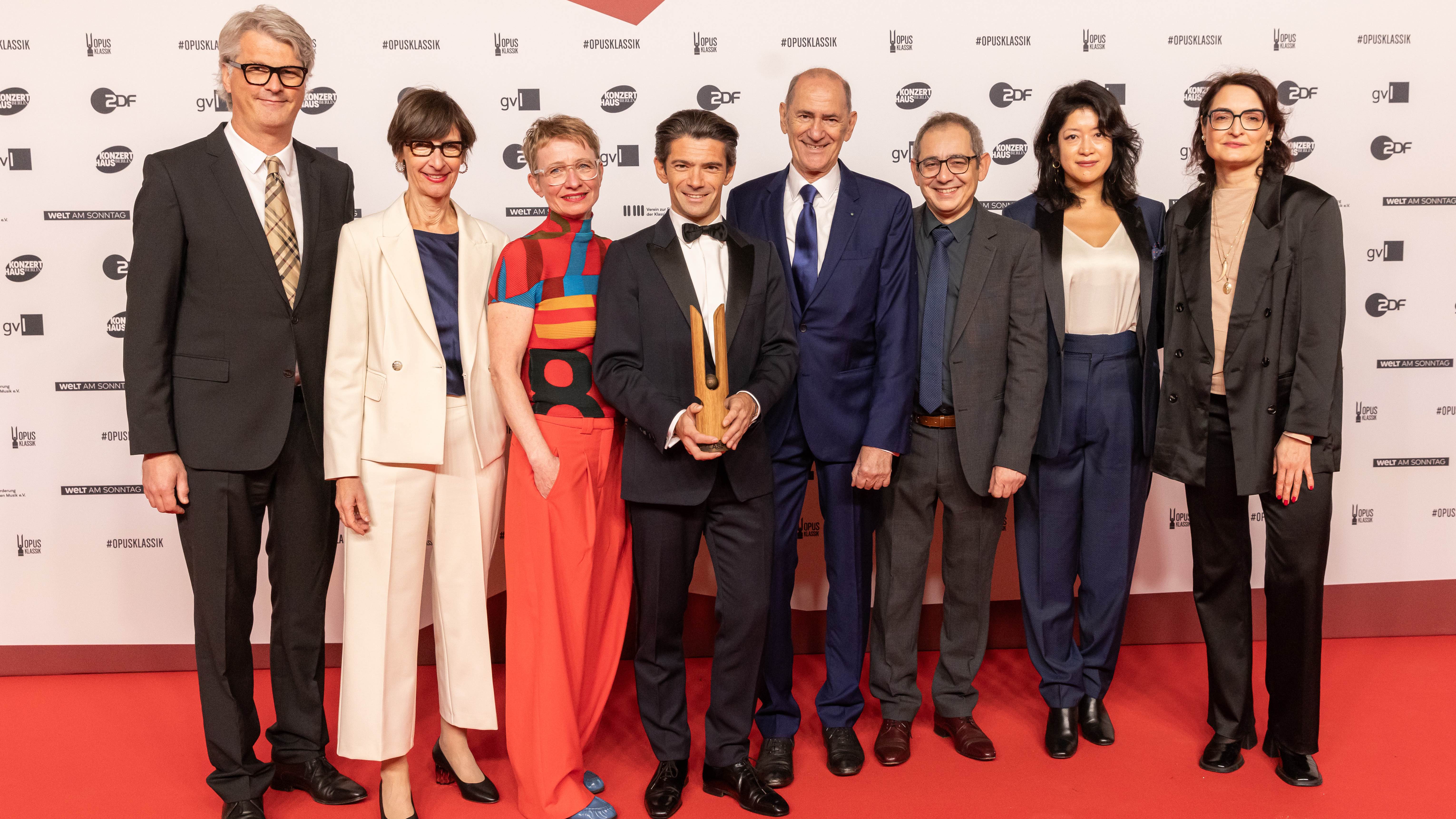 Konnte beim Opus Klassik 2024 bei 16 Nominierungen fünf Auszeichnungen entgegennehmen: das Warner-Music-Team um (von links) Markus Petersen (SVP Global Operations & Business Development Wa...