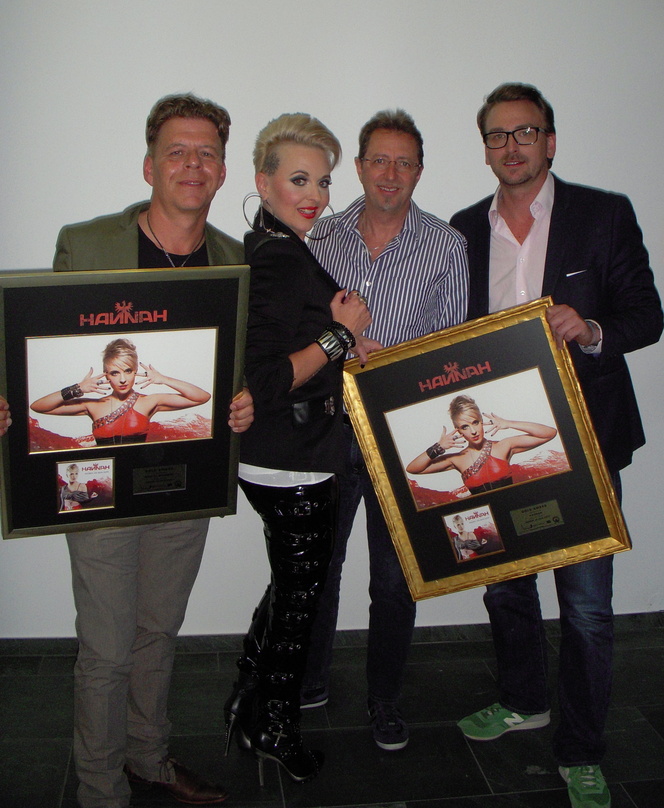 Bei der Gold-Übergabe (von links): Produzent Willy M. Willmann mit Hannah, Peter Schilling und Dietmar Lienbacher