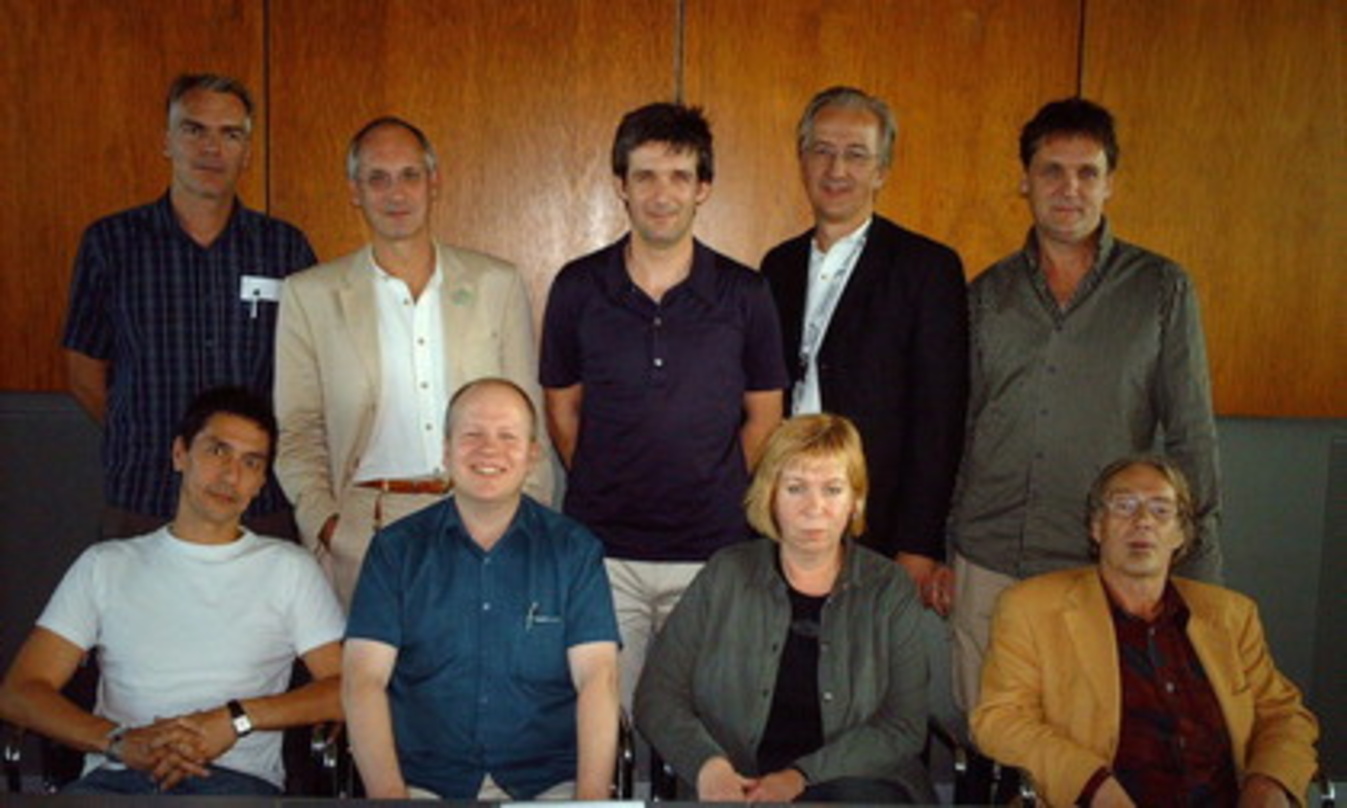 Der VUT-Vorstand (vorn, v.l.n.r.): Mark Chung, Thomas Zimmermann, Birgit Heuzeroth und Othmar Schreckeneder sowie (hinten) Christof Ellinghaus, Peter James, Horst Weidenmüller, Georg Löffl...