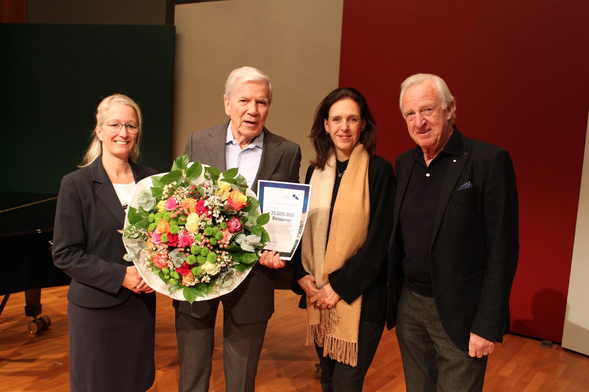 Zelebrierten den Rekord gemeinsam (von links): Meike Poweleit (Leiterin Stuttgarter Liederhalle), Hanno Jerling (35-millionster Besucher), Michaela Russ (Geschäftsleitung SKS Michael Russ)...