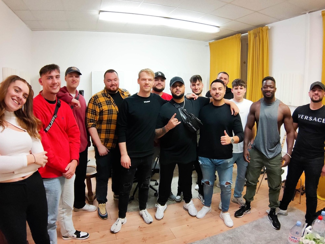 Trafen sich in Berlin (von links): Chloe, Duvall Tino, IamZAN, Reflectionz, LA91, Niza, Denzo, Mike Buck, Cano Millano, TBEATZ, Shadow030 und Emrah Zabun