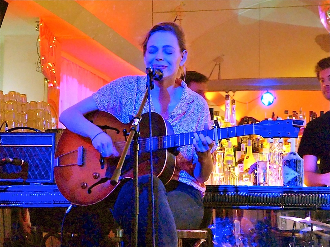 Unplugged an der Bar: Cäthe
