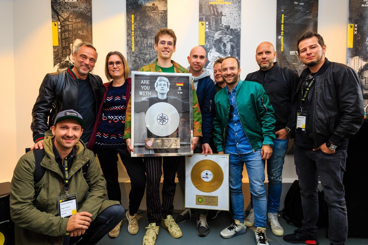 Bei der Diamond-Verleihung (von links): Hagen Füsslein, Jens Thele, Hailie Schwarz (alle Kontor Records), Felix de Laet (Lost Frequencies), Jan Benkmann (Kontor Records), Tom de Meijer (CN...