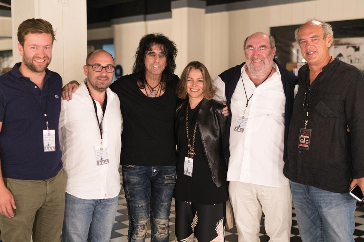 Besiegelten den Vertrag (von links): Jonas Haentjes (CEO Edel), Max Vaccaro (General Manager earMUSIC), Alice Cooper, Simone Ricart (Edel), Michael Haentjes (Edel) und Shep Gordon (Manager...