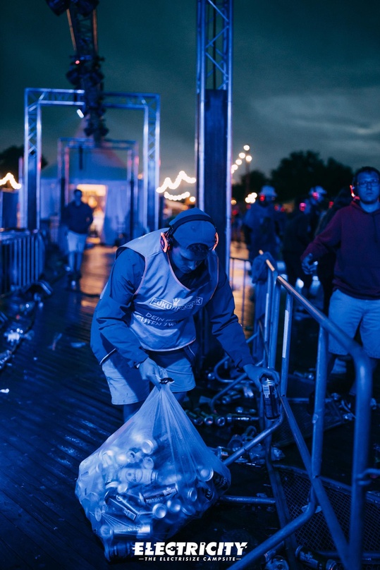 Sammelte unter dem Motto "Dein Pfand für den guten Zweck": Ein Freiwilliger auf dem Electricity Campsite Festival 2021
