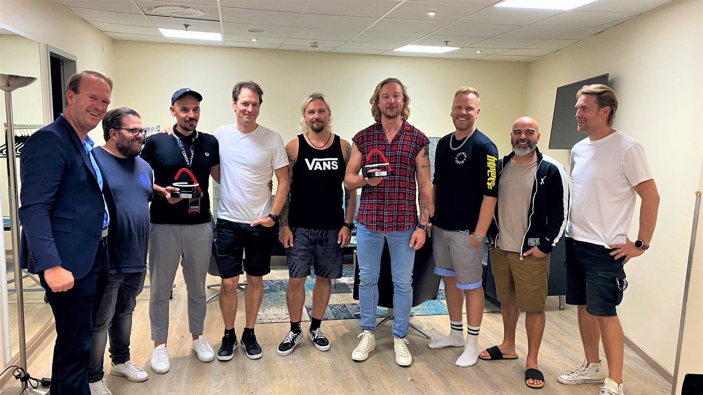 Bei der Award-Übergabe: Stefan Löcher (links, Lanxess Arena) mit Sunrise Avenue und ihrem Team