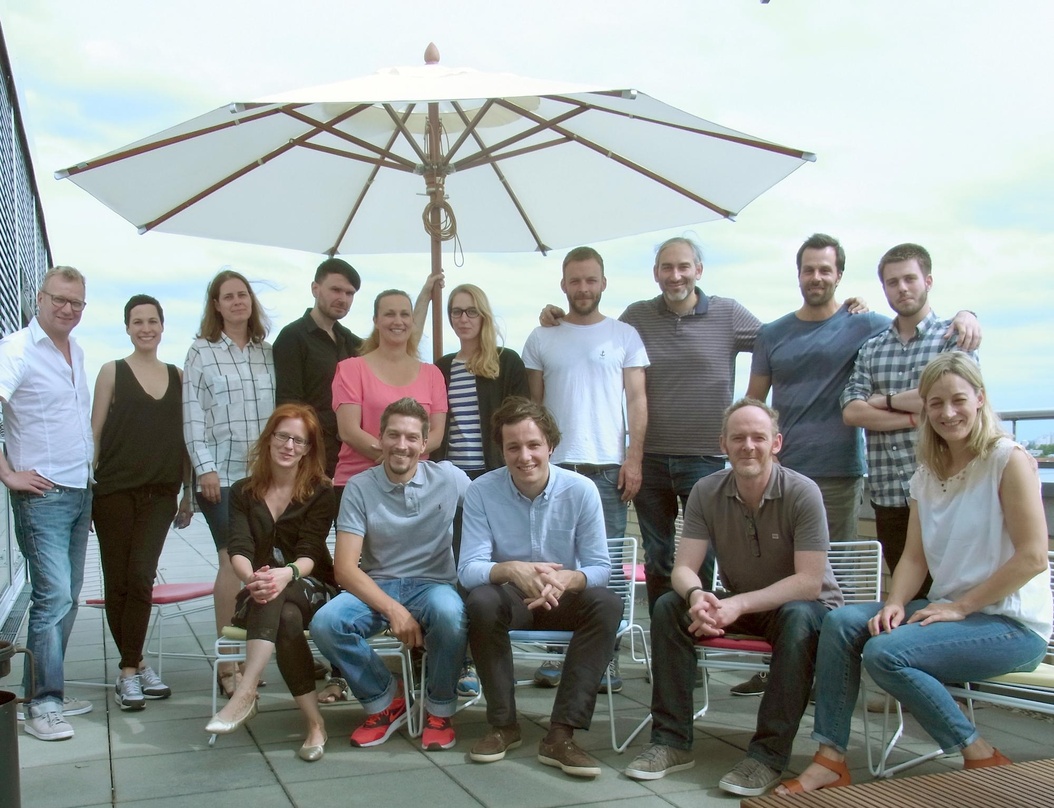 Traf sein Team von Universal Music in Berlin: Vianney (vorn, Mitte)