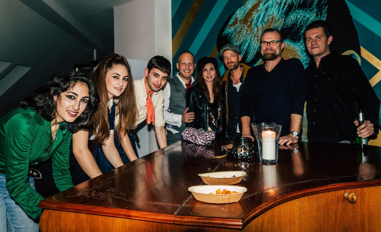 Am Piano in den nhb Studios (von links) Daisy, Kitty und Lewis Durham alias Kitty, Daisy & Lewis, Matthias Rewig (nhb) sowie Laura Kneip, Ingo Heinzmann, Markus Wenzel und Thomas Vidovic (...