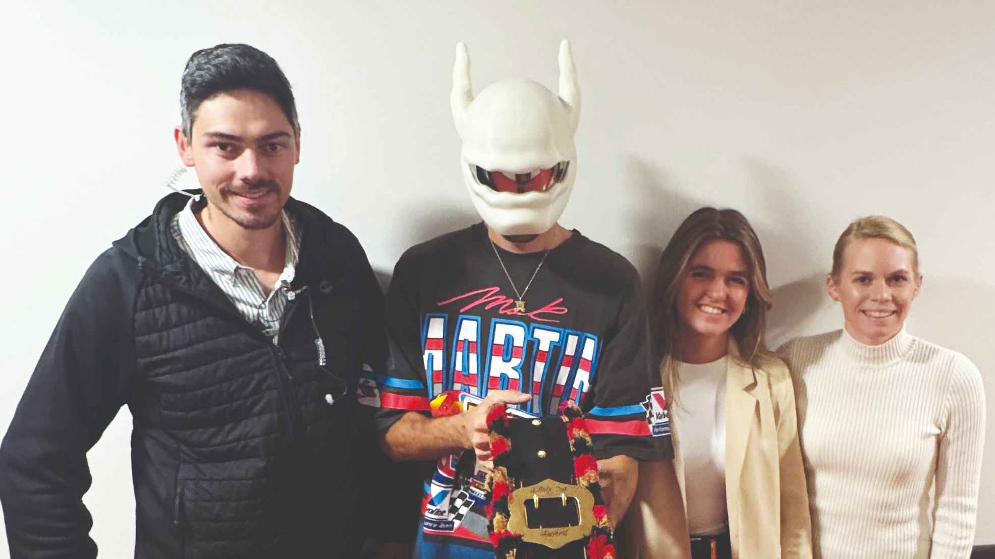 Feierten die zweite Kuhschelle für den Musiker (von links): Fabian Dieterle (bigBox), Cro, Lena Angerer (bigBox) und Michaela Schneider (Allgäu Concerts).