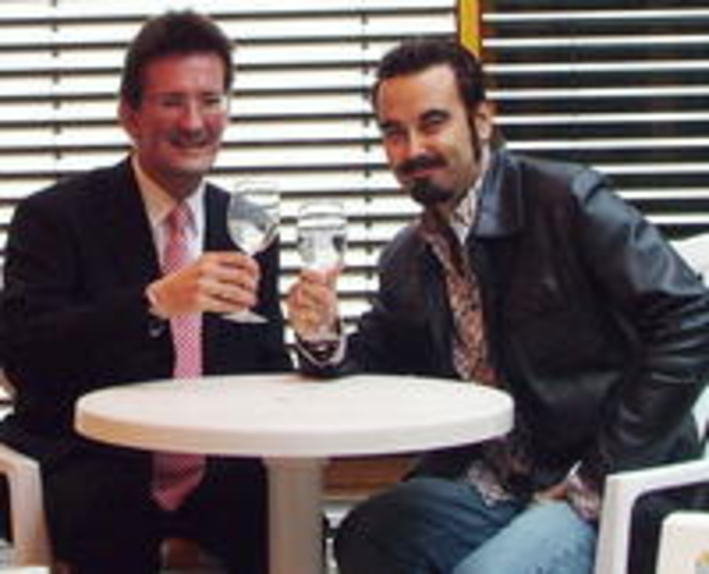Stießen auf die erfolgreiche Zusammenarbeit an: Jens-Markus Wegener (li), Managing Director AMV Alster, und Rafa Aguilar Grabowski, Presidente Región Latina von Peermusic