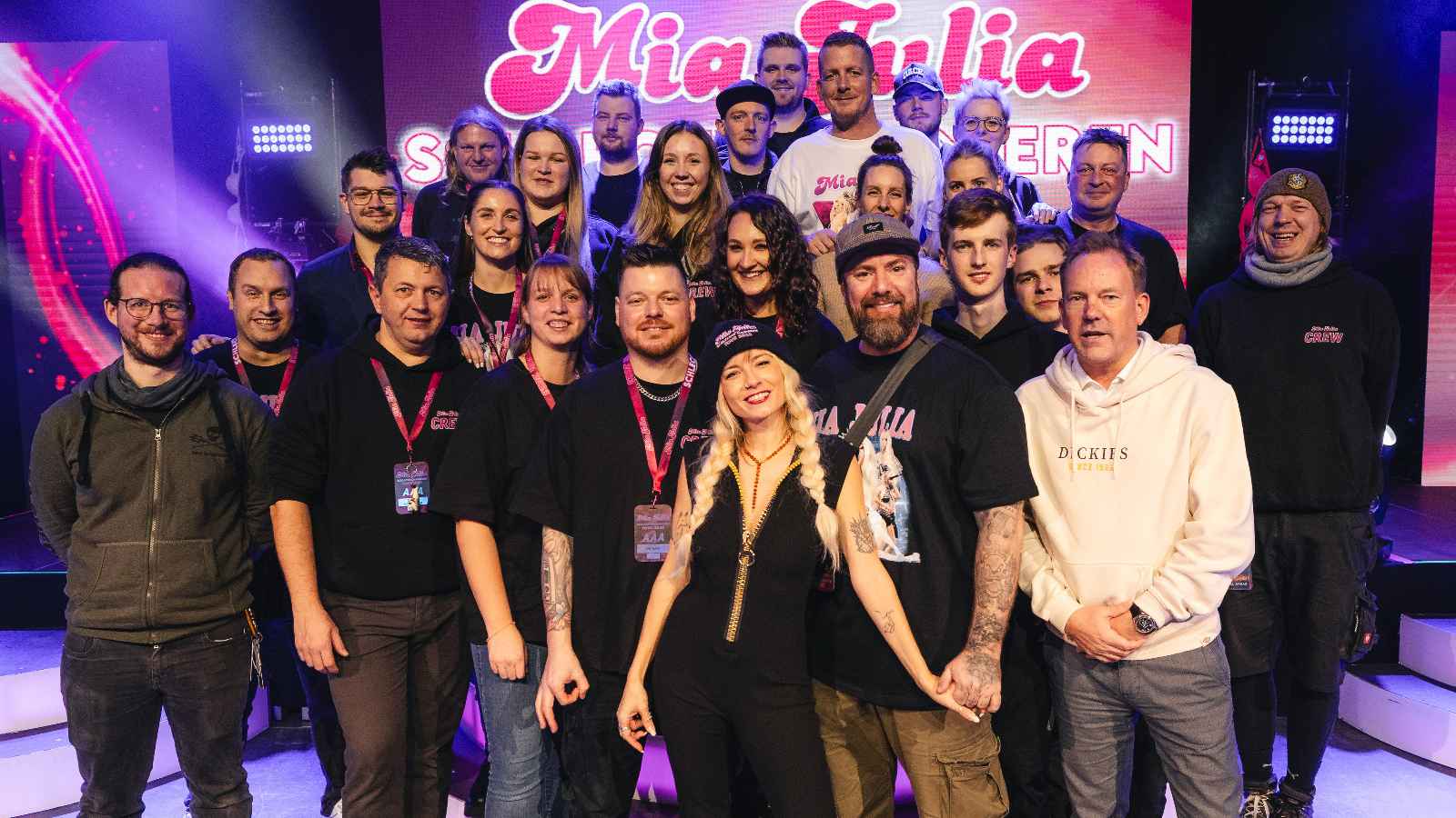 Feierten in Köln den Abschluss der "Schlechte Manieren"-Tour: Mia Julia (vorn), Tourveranstalter Michael Hilgers (vorn, rechts) und ihr Team.