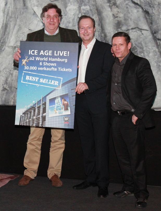 Bei der Preisverleihung (von links): Uwe Frommhold (Geschäftsführer O2 World Hamburg), Michael Duwe (Geschäftsführung Stage Entertainment Touring Productions Germany) und Peter Koschmieder...