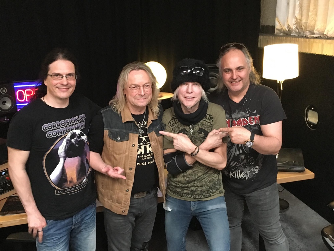 Stellten das neue Album von Michael Schenker Fest in Greven vor (von links): Markus Wosgien (Head of Promotion Nuclear Blast), Produzent Michael Voss, Michael Schenker und Markus Müller (m...