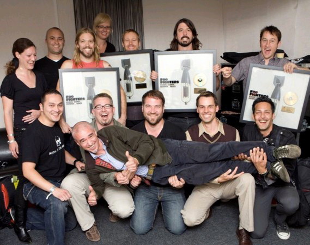 Freuen sich gemeinsam: die Foo Fighter mit dem Team von Sony BMG International um Willy Ehmann||Feierten ausverkauftes Konzert und Goldene Schallplatte (hinten, v.l.n.r.): Julia Barth (Pro...