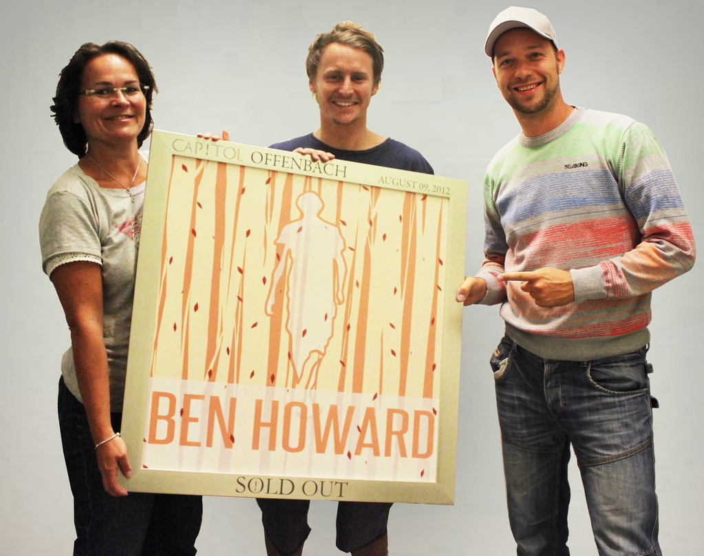 Bei der Verleihungs des Awards (von links): Birgit von Hellborn (Capitol Theater), Ben Howard und Marcus Dörr (Artmos4)