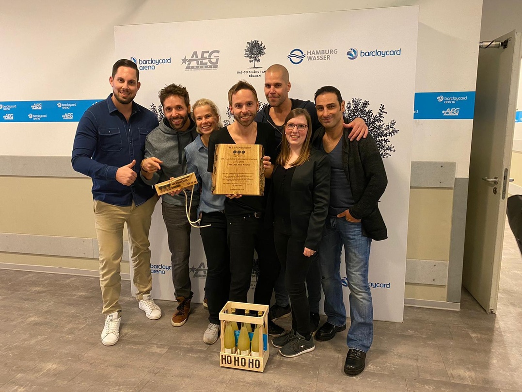 Vor dem Weihnachtssingen (von links): Ben Mitha (Karsten Jahnke), Sören Schröder (Hamburg singt), Ann-Kristin Schmanns (Director Booking Barclaycard Arena), Nils Schröder (Hamburg singt), ...