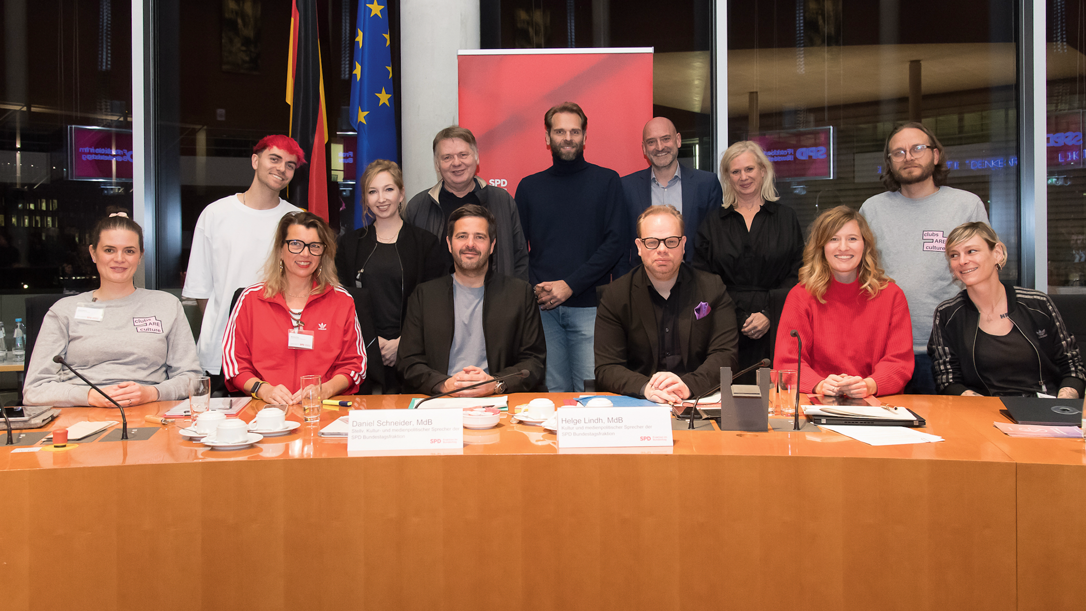 Trafen sich auf Einladung der SPD-Bundestagsfraktion (hinten, von lins): Simon Will (Content Creator & Musiker), Nina „Miu“ Graf (Pro Musik), MusikWoche-Autor Manfred Tari, Florian Drücke ...