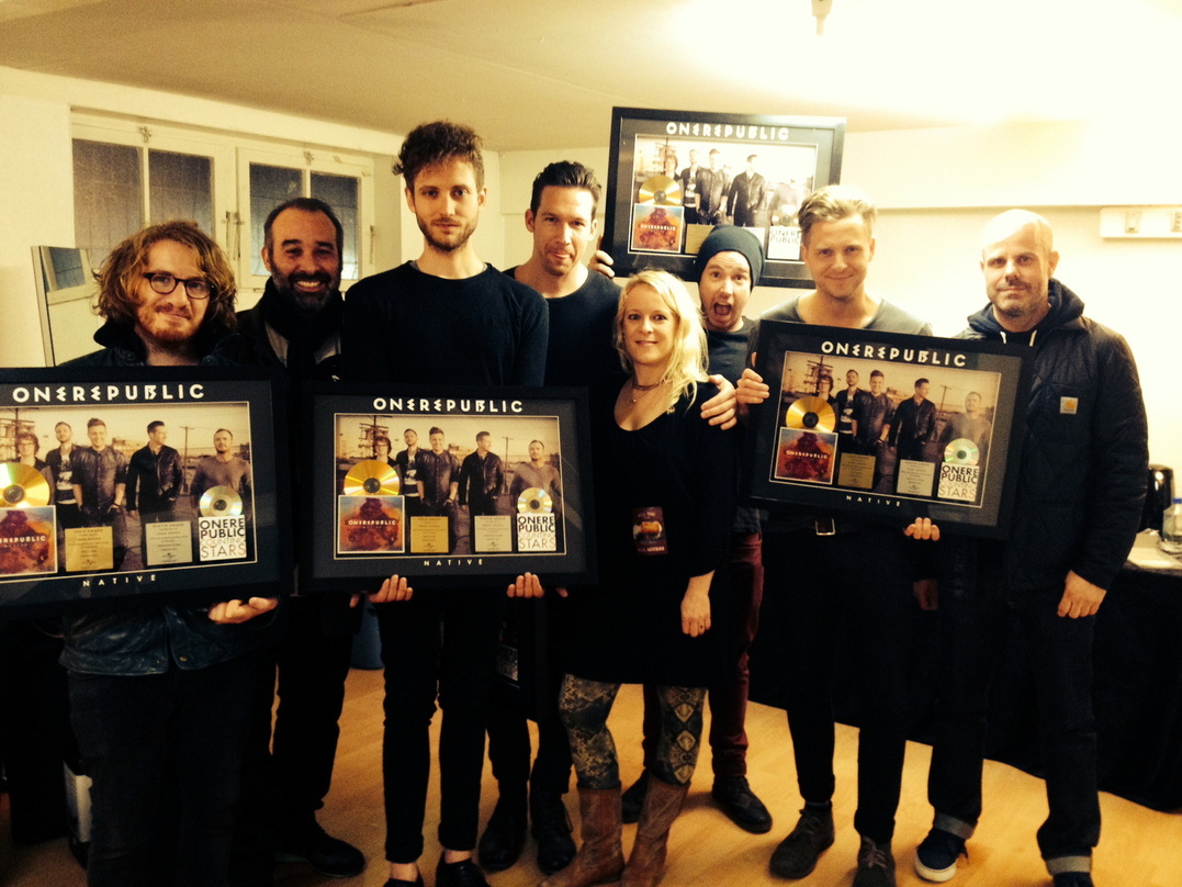 Bei der Edelmetallverleihung (von links): Drew Brown (OneRepublic), Carlo Pozzi (Head Of Promotion Universal Music Switzerland), Brent Kutzle, Zach Filkins (beide OneRepublic), Suzy Binzeg...
