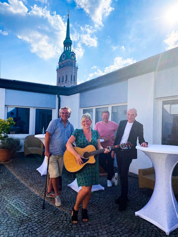 d30f4fe66b9b0d662022a7549ea2a1b2081b7cd75c86e28288e8ca6b7a00b3fe Nach dem Dachkonzert (von links): Alexander Schaffer (Leiter Programredaktion Bayern 2), Claudia Koreck, Gunnar Graewert (Produzent), Thiemo Brüll (Leiter Musikabteilung Ludwig Beck)