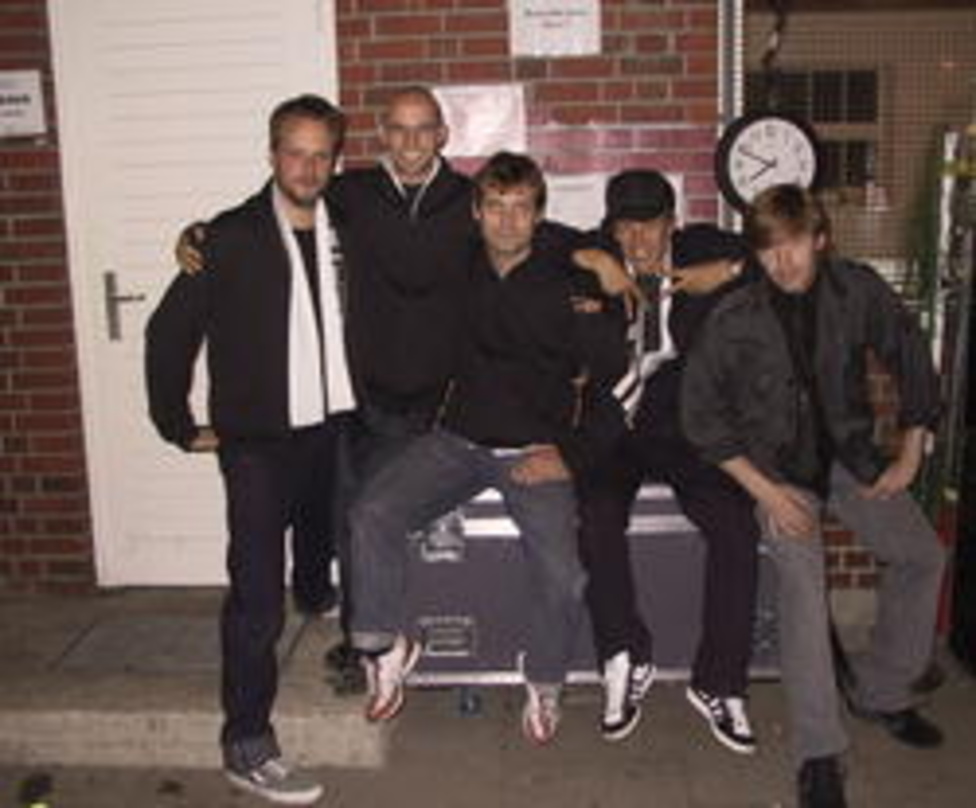 Im Kreise seiner Lieben: Four-Artists-Boss Alex Richter (3.v.l.) mit den Fantas