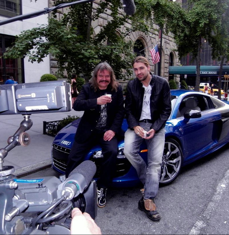 Der Produzent Leslie Mandoki besuchte jüngst den Stargeiger David Garrett in New York, um über Musik, Kunst, Design und Autos zu reden. So überraschte ihn Mandoki mit einem Audi R8 V10. Be...