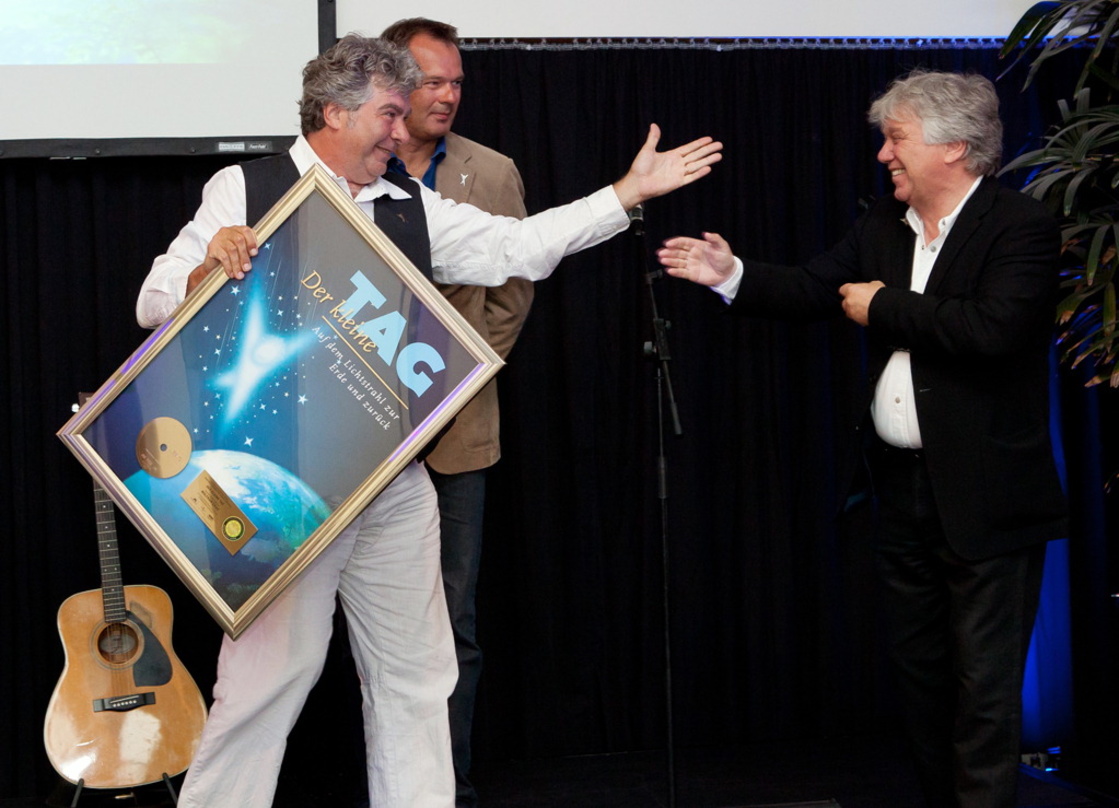 Bei der Verleihung in Lübeck (von links): Autor Wolfram Eicke, {mlbipers.3133.Andreas Maaß|U|T} (Senior Director Universal Music Family Entertainment) und Rolf Zuckowski