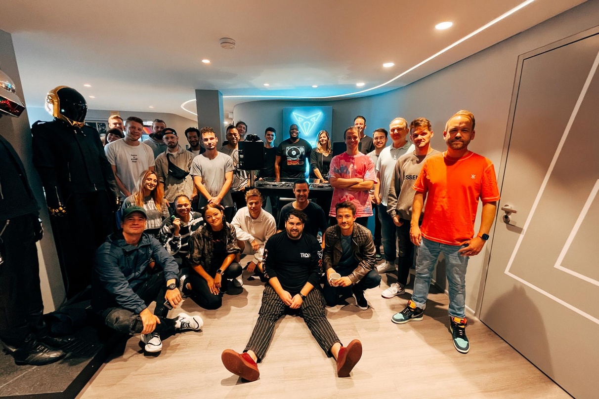 Trafen sich in den CUPRA Music Labs Studios: Die Teams von SDM und Ultra Music Publishing zusammen mit ihren Produzenten und Songwritern