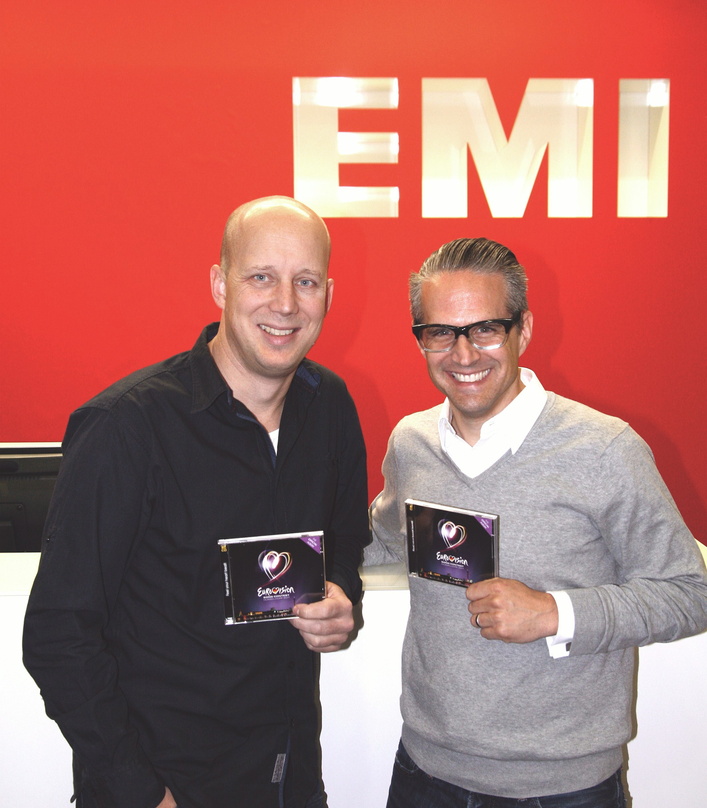 Halten 43 Titel in ihren Händen: Manfred Rolef (l.) und Dirk Ewald (Senior Vice President Catalogue Continental Europe, Japan, Australasia)