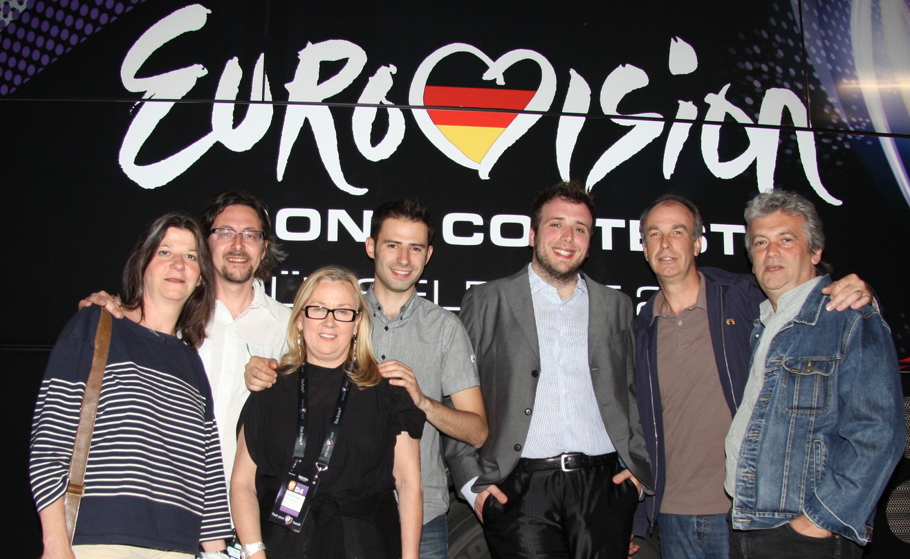Nach dem Konzert: Raphael Gualazzi (3. v.r.) mit seinem Team von Sugarmusic, Karin Wirthmann, Merle Lotz, Lars Ingwersen und Hans Cuny vor der Jazzschmiede in Düsseldorf