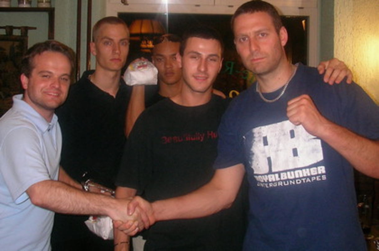 Handschlag: John Ruhrmann (l.) und Marcus Staiger (r.) mit Mitgliedern der Künstlergruppe KIZ||Handschlag (v.l.n.r.): John Ruhrmann (A&R Manager MdW), Maxim Drüner, Tarek Ebené, Sil-Yan Bo...