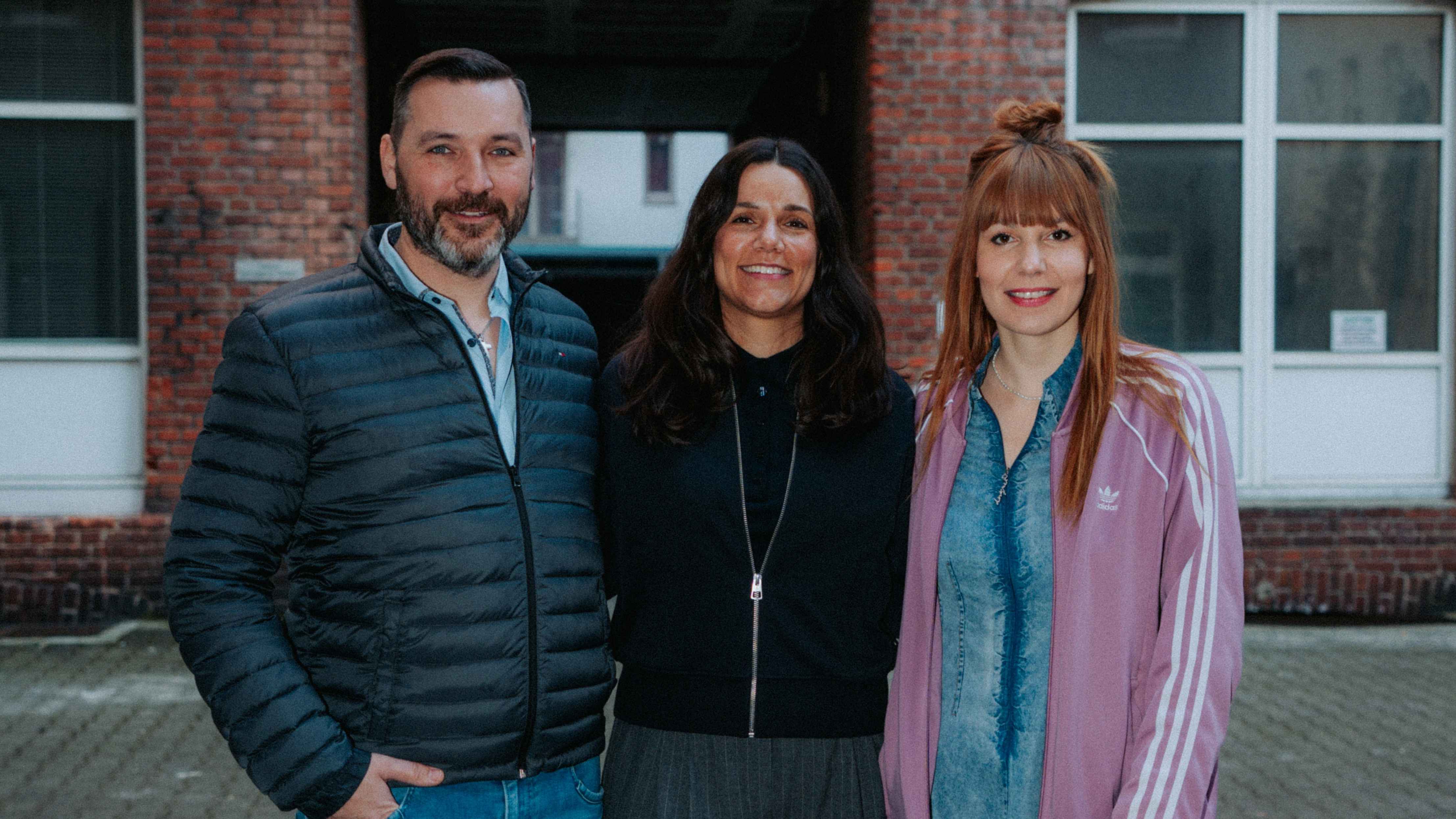 Vor den Berliner Räumlichkeiten von Schedler Music (von links): Alex Schedler (Prokurist, Head of A&R), Fiona Sumpich-Schedler (Geschäftsführerin) und Maria Uthmann (A&R Managerin).
