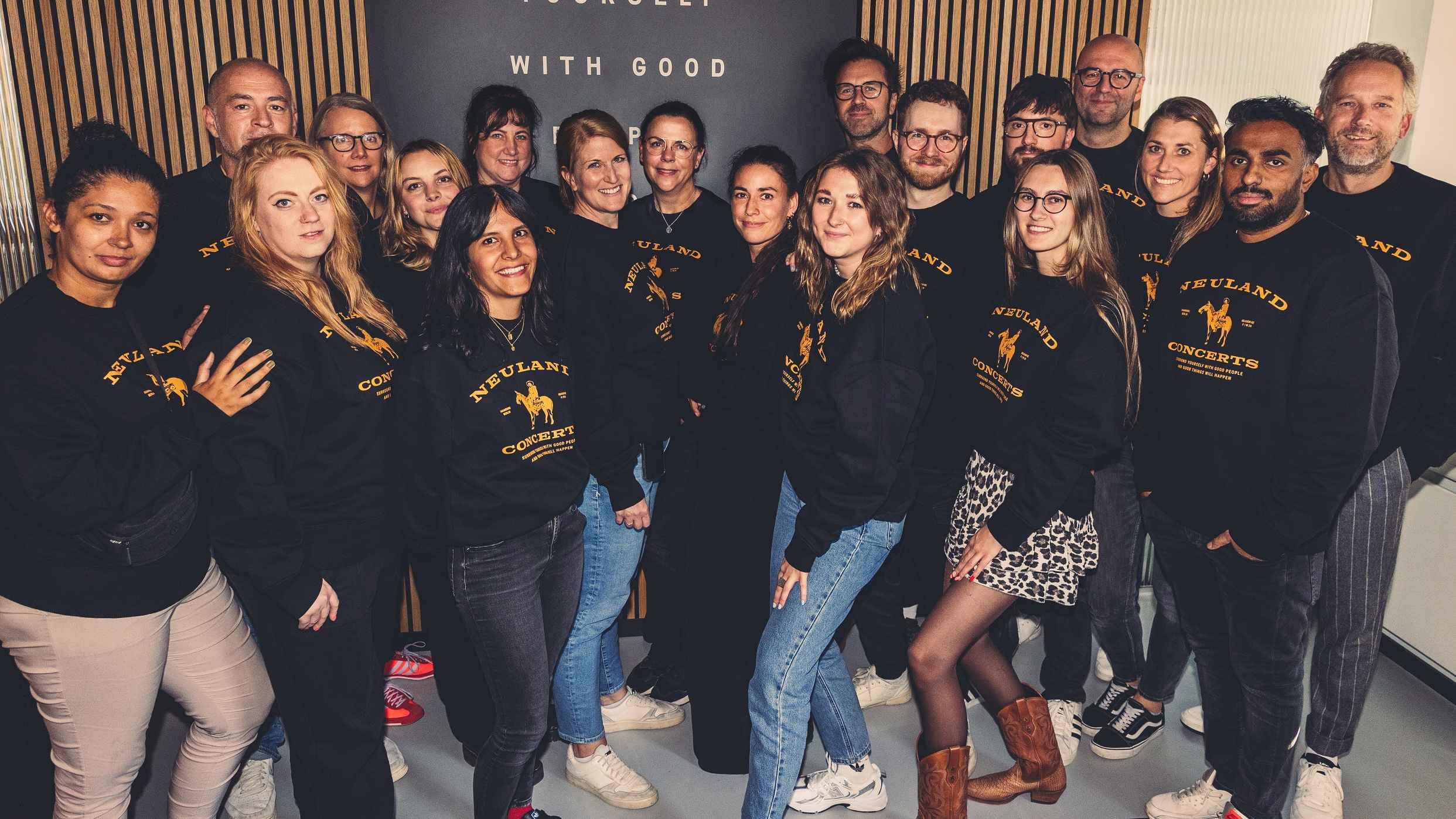 Begrüßte die Gäste in den neuen Büroräumen: das Neuland-Team mit (von links): Sabrina Chouchane, Sascha Gerbig, Birte Bartel, Gisela Weber, Gesa Richter, Behnaz Yosofi, Melanie Richel, Reb...