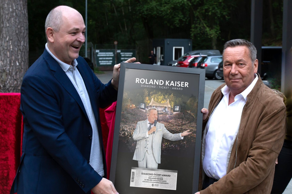 Mit dem diamantenen Ticket-Award: Semmel-Concerts-Chef Dieter Semmelmann (links) und Publikumsmagnet Roland Kaiser