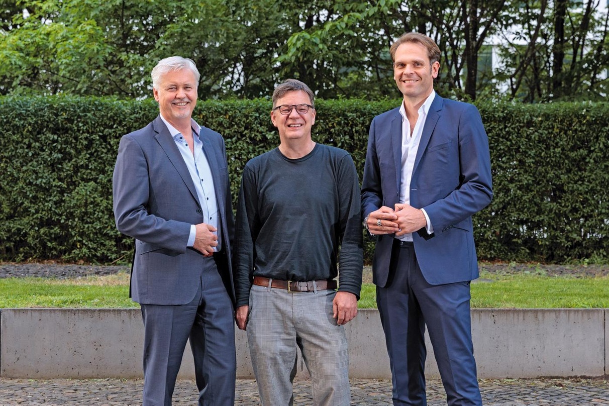 Jubilar mit Gratulanten (von links): GVL-Geschäftsführer Guido Evers mit Jörg Heidemann (VUT) und Florian Drücke (BVMI), hier bei der bislang jüngsten Gremiensitzung der Verwertungsgesells...