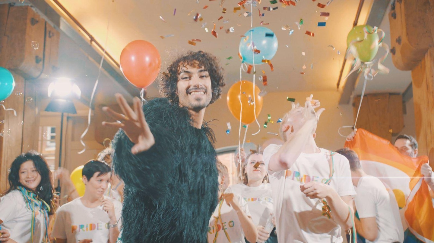 Feierten unter der Regenbogenfahne: Warner-Music-Mitarbeiter mit Drag-Künstler Legz