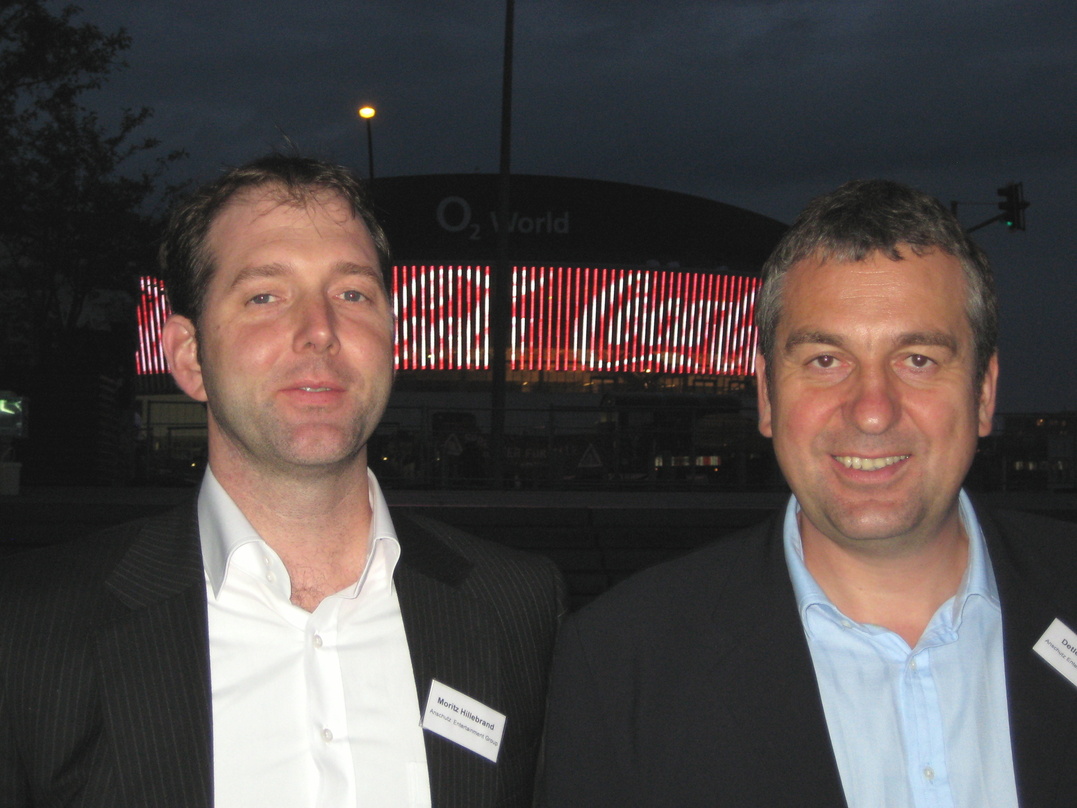 Stellten die O2 World vor (v.l.n.r.): AEG-Deutschlandchef
Detlef Kornett (r.) und Moritz Hillebrand