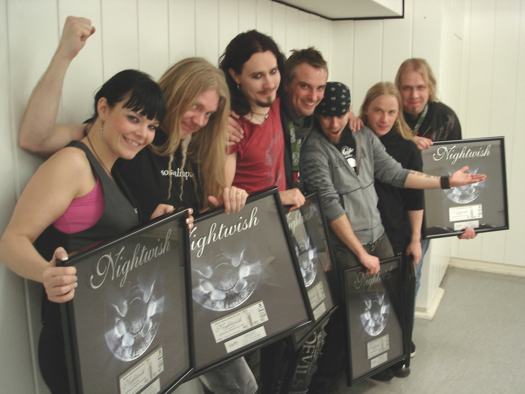 Bei der Ehrung (v.l.n.r.): Anette Olzon, Marco Hietala, Tuomas Holopainen (alle Nightwish), Enrico Karolczak (Contra Promotion), Jukka Nevalainen, Emppu Vuorinen und Toni Peiju (alle Night...