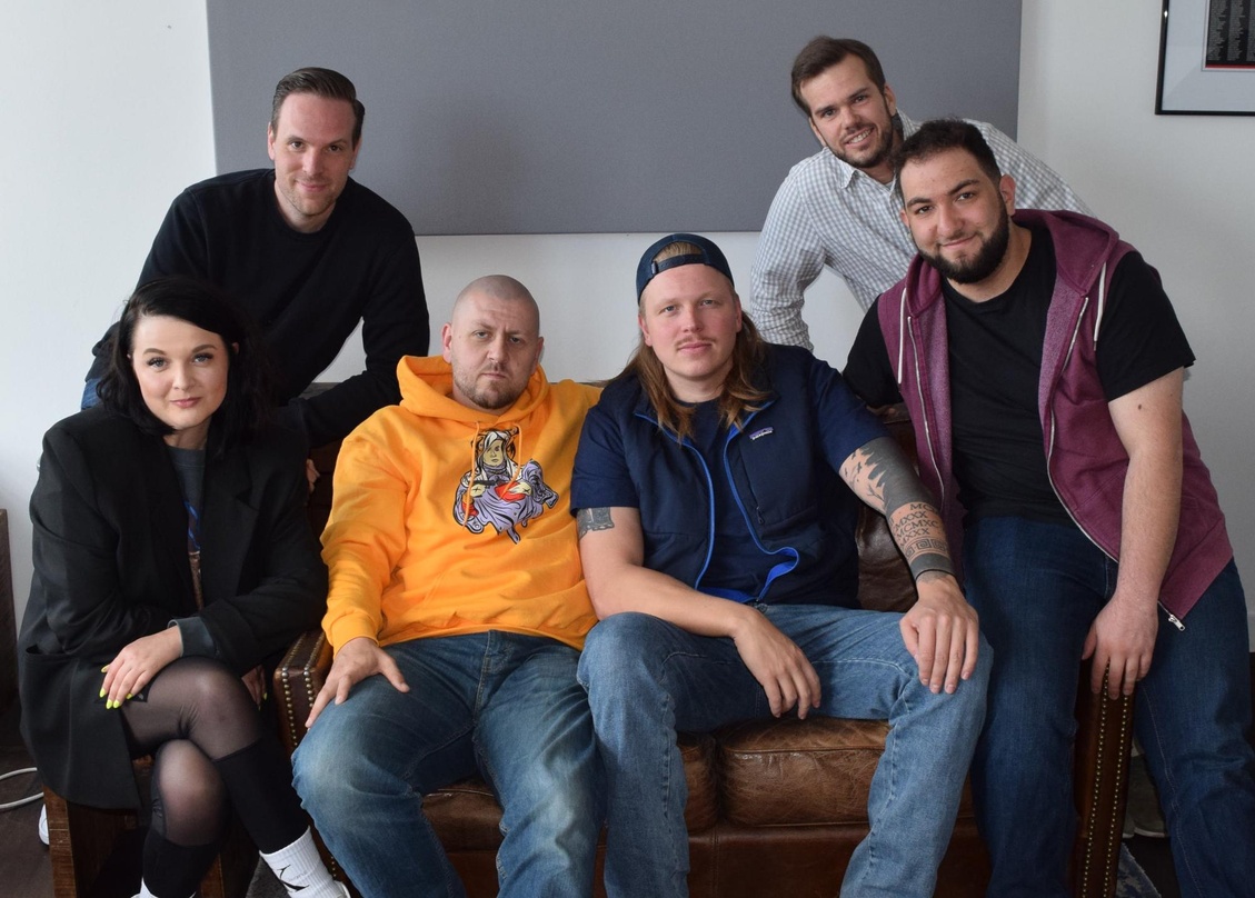 Ziehen an einem Strang (von links): Sina Wahnschaffe, Sebastian von Reitzenstein , Patrick Thiede, Finch Asozial, Patrick Stieding und Cihan Bilgin
