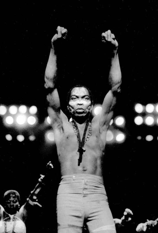 Seine Verlagsrechte kommen durch die Übernahme von FKO unter das Dach von BMG: Fela Kuti, hier bei einem Auftritt in Detroit 1986